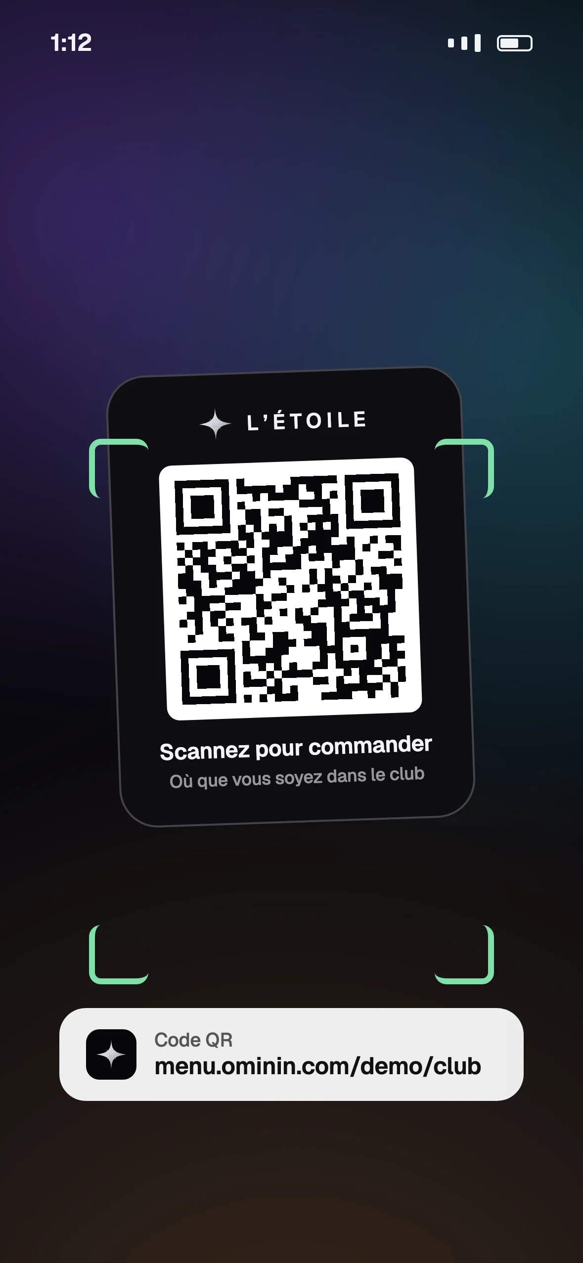 L’appareil photo du téléphone sur le QR code de L’Étoile, le lien de la carte en dessous